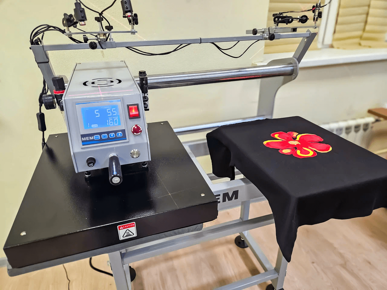 Термопресс переносит принт на чёрную футболку