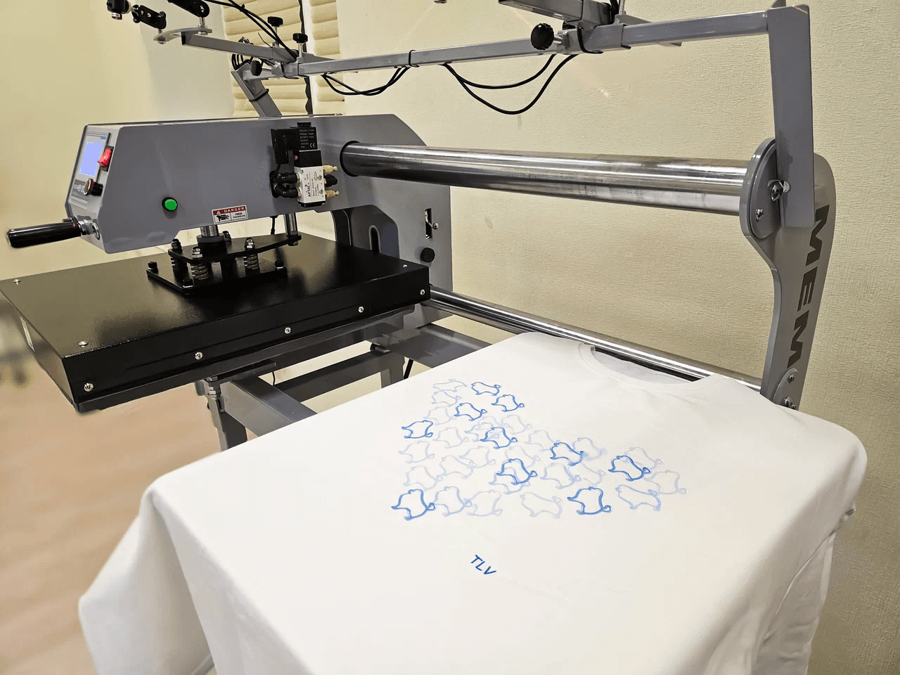 Термопресс фиксирует принт на белой футболке