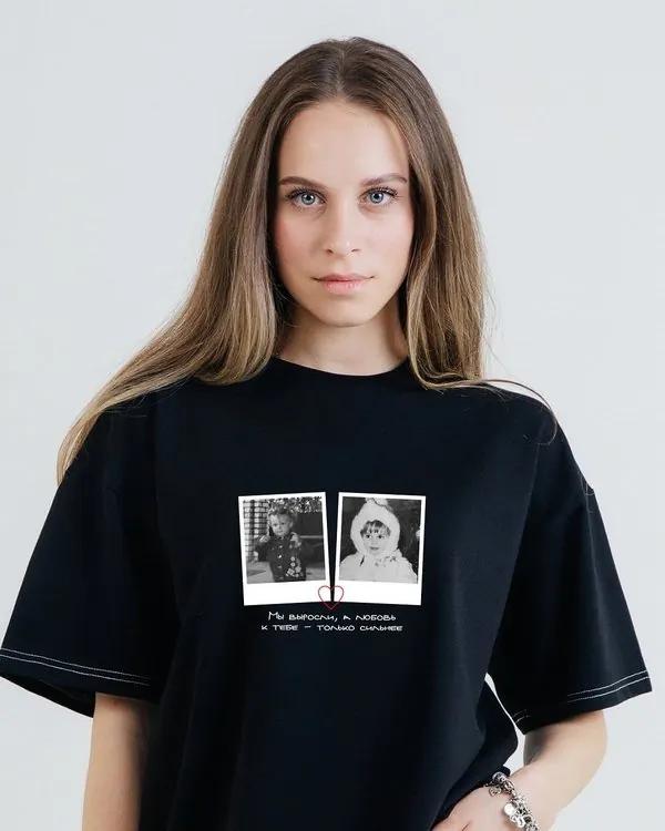 Футболка с фотографиями на девушке
