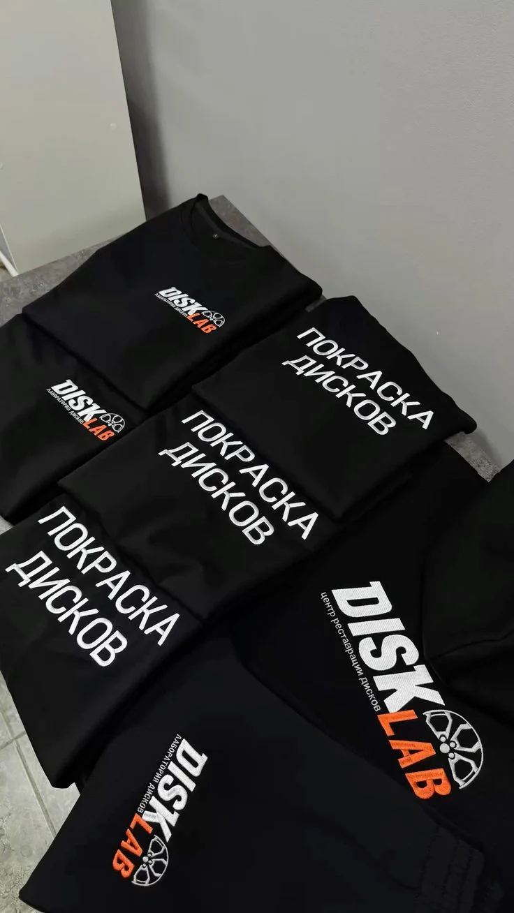 Чёрная футболка с текстовым принтом — надпись DTF