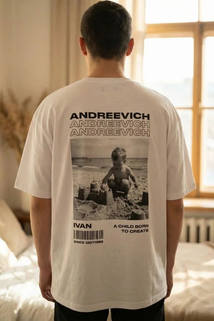 Белая футболка с надписью — юбилейный принт