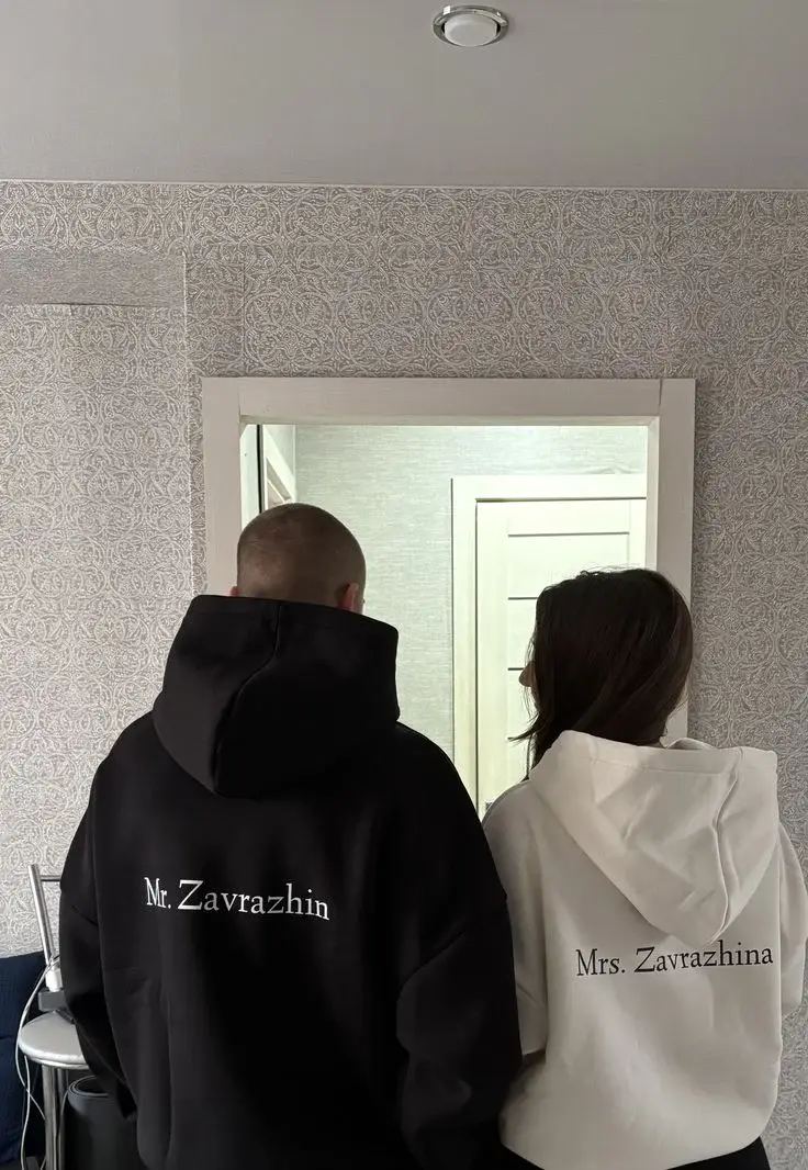 Тёмное худи на человеке — вид сзади, DTF-печать