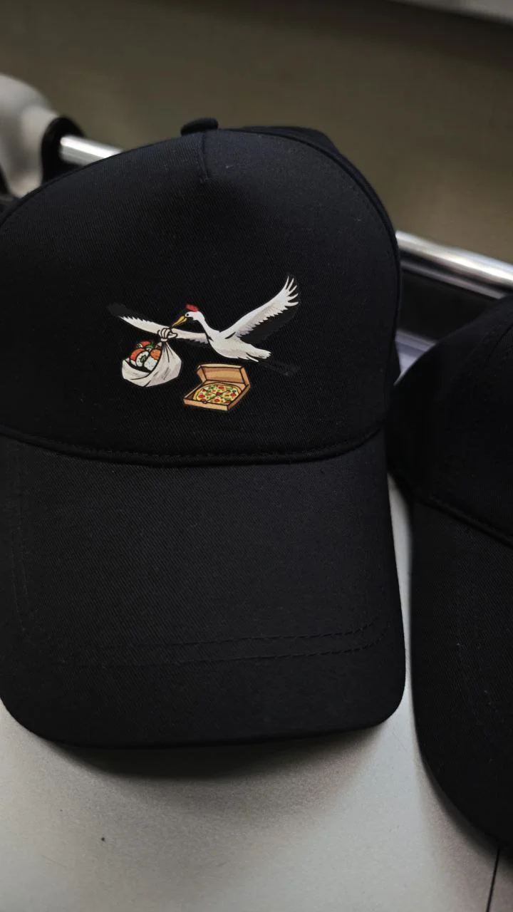 Кепка с принтом — небольшой рисунок на козырьке