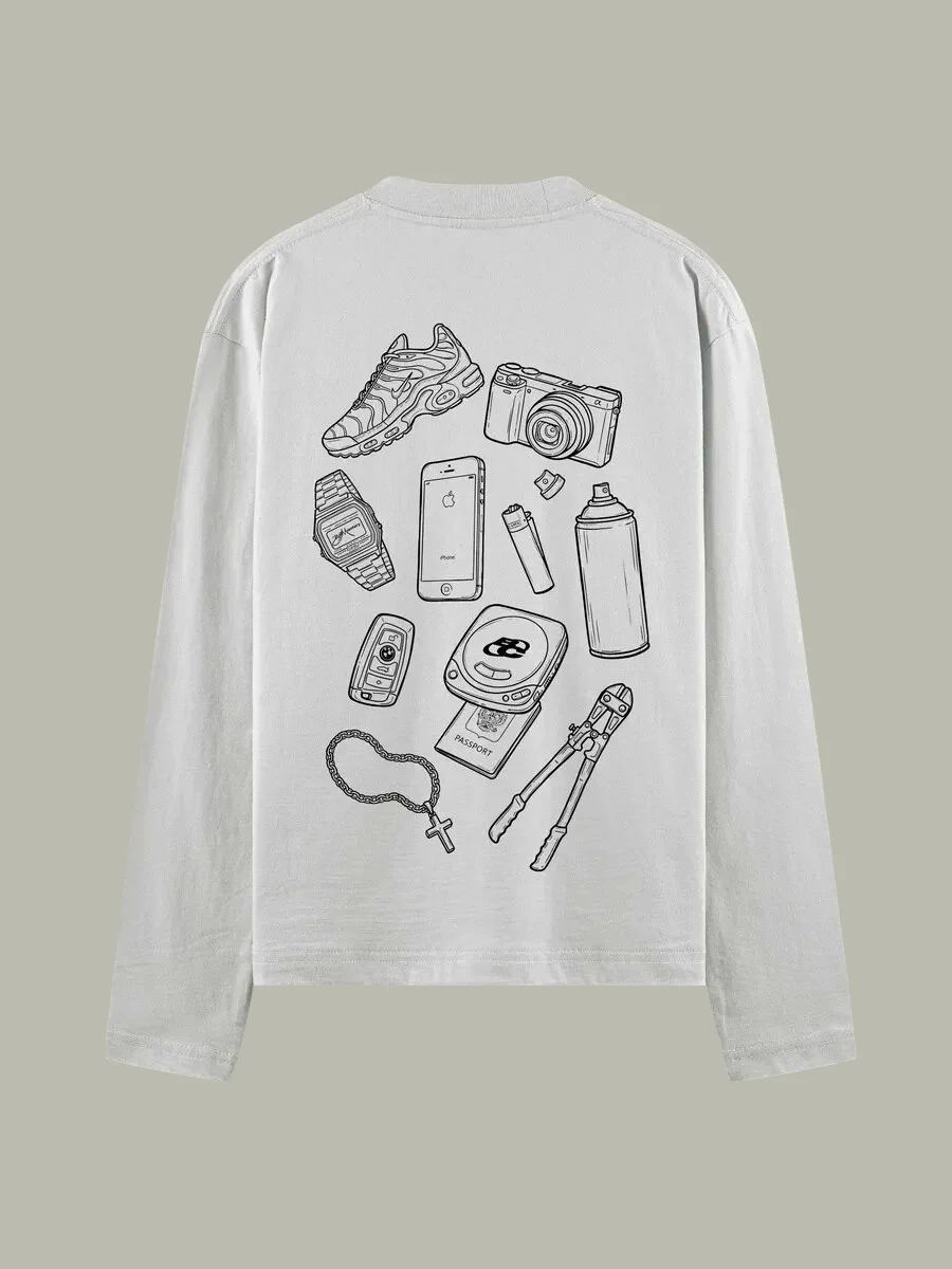 Тёмный лонгслив с коллажным принтом — множество персонажей