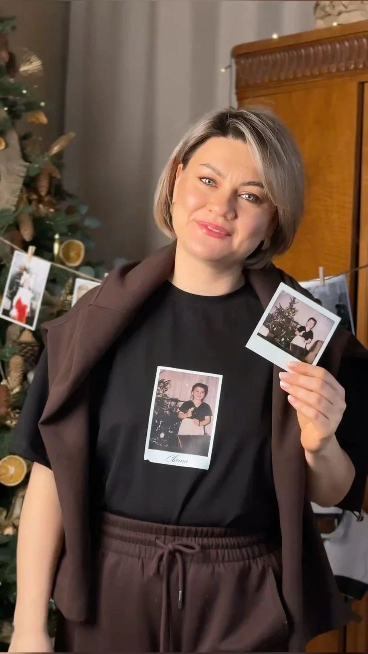 Человек в белом оверсайзе с принтом Printloop