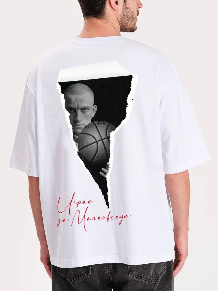 Белый оверсайз с принтом — вид на человеке