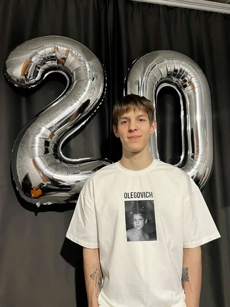 Тёмный оверсайз с графическим принтом